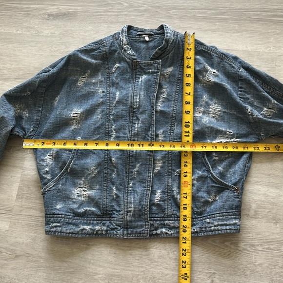 Free People Tattered Distressed Tennis Bomber Jean Jacket Indigo - Women’s Small - Picture 5 of 7